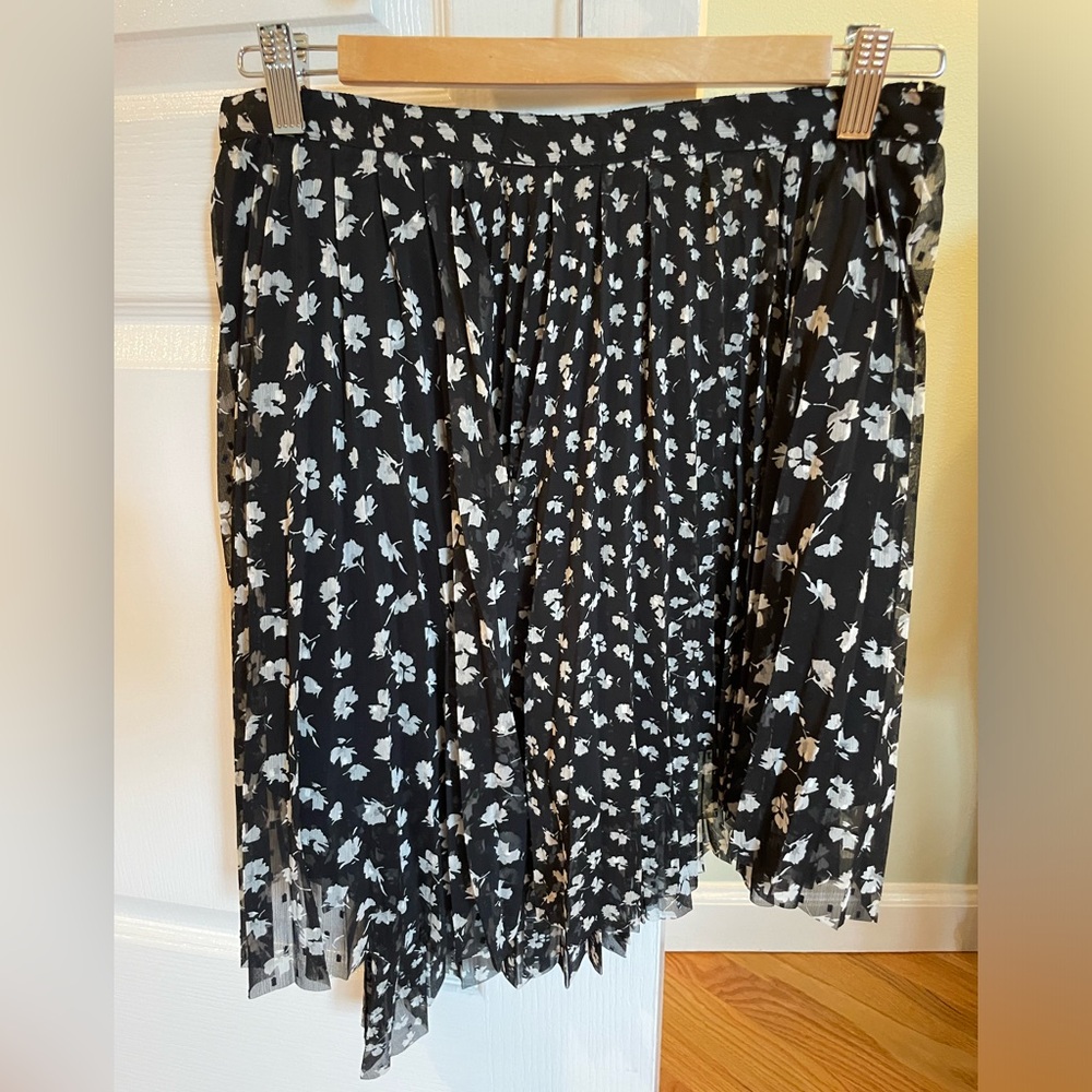 AllSaints Black and White Flower Patterned Asymmetrical Pleated Skirt